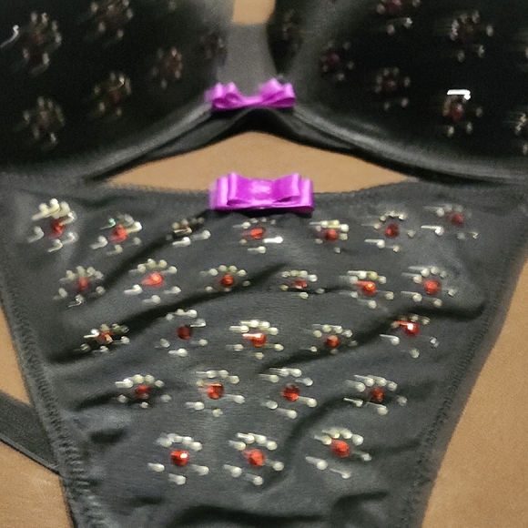 Victoria's Secret Black Push Up Bra  with Sparkly Rhinestones 34DD - Picture 6 of 6